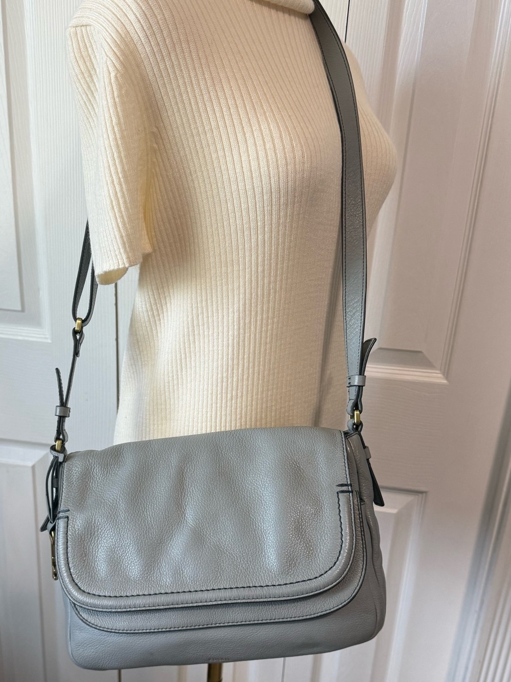 Fossil Peyton Double Flap Gray Leather Crossbody Shoulder Signature Key Charm - Picture 2 of 15